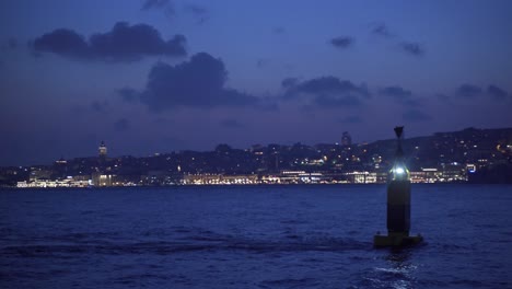 Blick-Auf-Die-Stadt-Istanbul-Vom-Meer-Aus-Bei-Nacht.